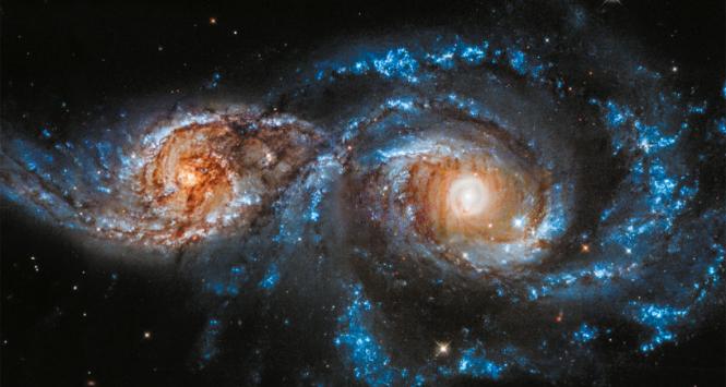 Zderzenie pary odległych galaktyk spiralnych sfotografowane przez należące do NASA kosmiczne teleskopy Hubble’a i Spitzera. Podobny los może za miliardy lat spotkać naszą Drogę Mleczną, jeśli zderzy się ona z najbliższą sąsiednią galaktyką spiralną – Andromedą.