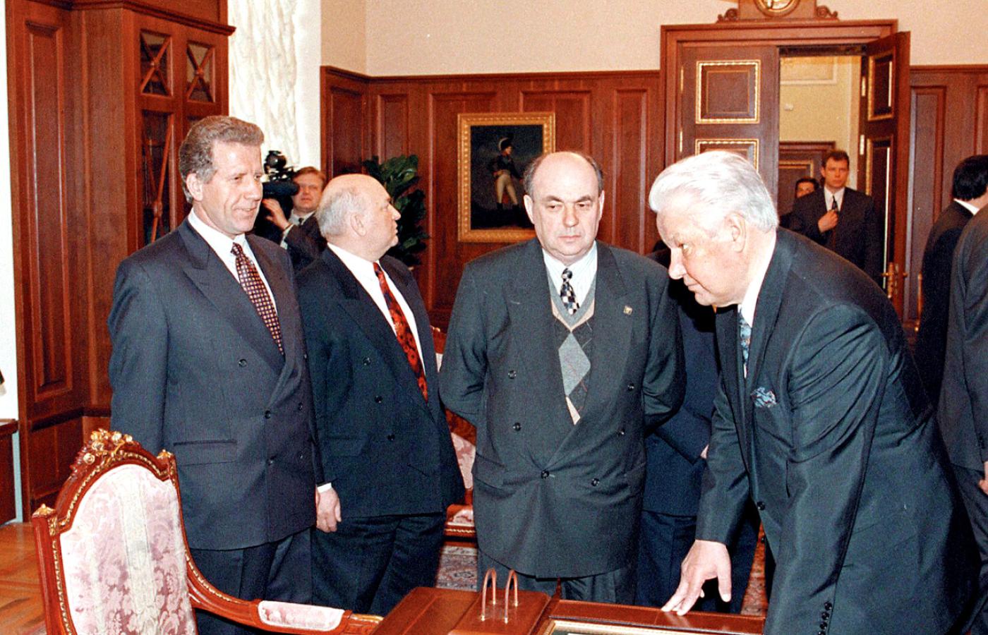 Spotkanie Borysa Jelcyna z szefem firmy Mabetex Bedhjetem Pacollim (pierwszy z lewej), drugi mer Moskwy Jurij Łużkow.