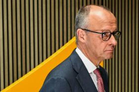 „Kanclerz Merz drastycznie ograniczył migrację, oskarża migrantów o sprowadzenie do Niemiec plagi przestępczości i antysemityzmu, a AfD i tak bije CDU na głowę”.