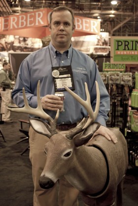 Matt Davis z Arkansas jest łowcą jeleni. Opiera rękę na swym najlepszym pomocniku. Samce wabi się najpierw fałszywymi odgłosami konkurentów, a później makietą sztucznego jelenia.