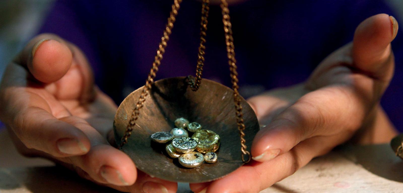 Odważanie złota w Diwalwal na Filipinach. W tej części świata to jedna z najbardziej dochodowych kopalń poza prawem.