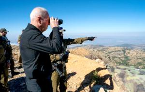 Izraelski minister obrony Joaw Galant podczas inspecji izraelskich wojsk na Wzgórzach Golan, lipiec 2024 r.