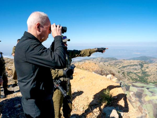 Izraelski minister obrony Joaw Galant podczas inspecji izraelskich wojsk na Wzgórzach Golan, lipiec 2024 r.