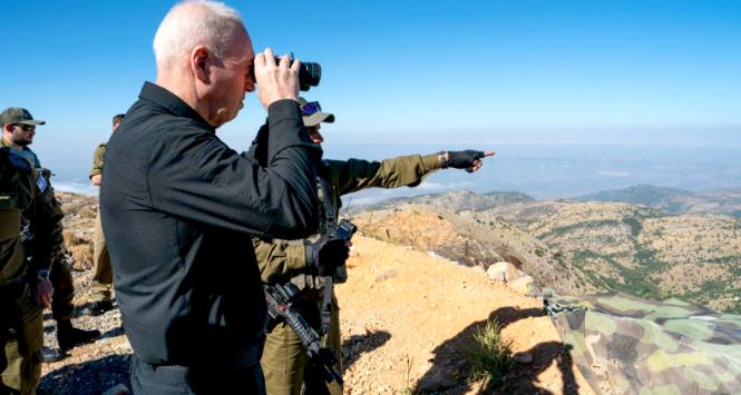 Izraelski minister obrony Joaw Galant podczas inspecji izraelskich wojsk na Wzgórzach Golan, lipiec 2024 r.