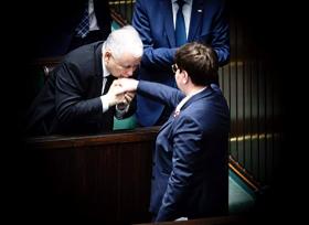Szydło jest zbyt doświadczonym politykiem, by otwarcie przeciwstawić się Kaczyńskiemu, gdy ten chce wzmocnić Morawieckiego.