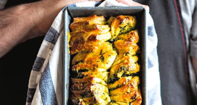 Wegański rwany chlebek z pesto.