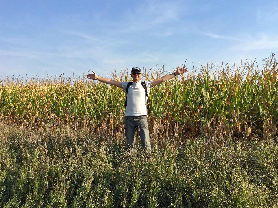 Marcin Rotkiewicz w polu modyfikowanej genetycznie kukurydzy w stanie Iowa.