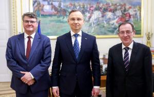 Symbolami dwu kadencji prezydenta Andrzeja Dudy, gdy chodzi o kwestie praworządności i praw człowieka, będą: odmowa zaprzysiężenia sędziów TK, ułaskawienie Mariusza Kamińskiego i Macieja Wąsika, a potem ich ukrywanie w Pałacu Prezydenckim oraz tulenie tego pierwszego do piersi po wyjściu z więzienia.