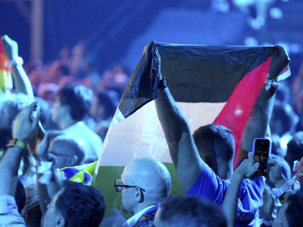 Flaga Palestyny podczas występu izraelskiej reprezentantki Juwal Rafael