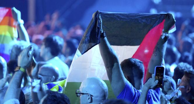 Flaga Palestyny podczas występu izraelskiej reprezentantki Juwal Rafael