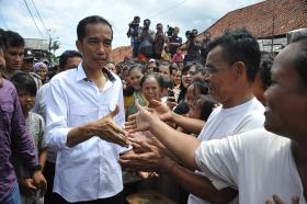 Jokowi obiecywał równie wiele jak jego rywale w wyścigu do fotela prezydenta, ale robił to z wdziękiem.