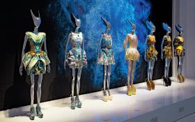 Sukienki Aleksandra McQueena w wyrafinowanej oprawie pokazano zarówno w nowojorskim MoMA, jak i w londyńskim Victoria&Albert Museum – obie wystawy zwiedziło w sumie ponad milion osób.