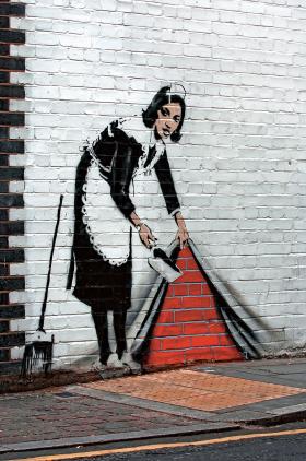 Mural Banksy’ego może także znaczyć, że zamiatanie problemów pod dywan kiedyś może trafić na mur społecznego oporu.