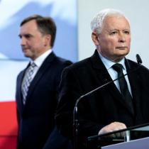 Zbigniew Ziobro i Jarosław Kaczyński podpisują nową umowę koalicyjną, wrzesień 2020 r.