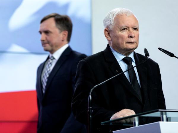 Zbigniew Ziobro i Jarosław Kaczyński podpisują nową umowę koalicyjną, wrzesień 2020 r.