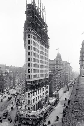 Budowa wieżowca Flatiron (żelazko) u zbiegu Piątej Alei i Broadwayu w Nowym Jorku, fotografia z 1902 r.