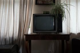 Ogromny telewizor, jeden z pierwszych kolorowych modeli – prezent od przewodniczącego Komitetu do spraw Radia i Telewizji. Pisarz rzadko go włączał. Chętniej przed ekranem siadała jego prawnuczka, mała Ludwika, żeby obejrzeć dobranockę.