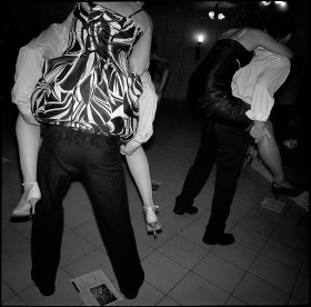 Zmienia się to, co na weselnym stole. Zmieniają się zwyczaje, weselne konkursy i zabawy. Warszawa, 2005 r.