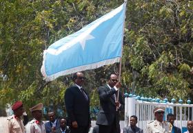 Po prawej (z flagą) nowy prezydent Somalii Mohamed Abdullahi Mohamed