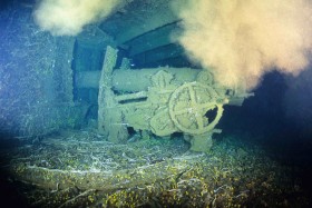 Jedno z dział znajdujących się na sterburcie, 6 ton.