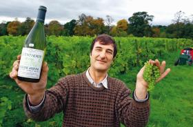 George Bowden, właściciel winnicy w Leeds.