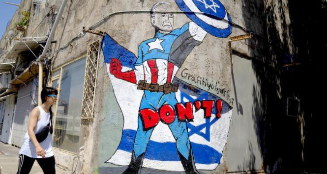 Mural przedstawiający Joe Bidena, który ostrzega Iran przed atakiem Izraela. Tel Awiw