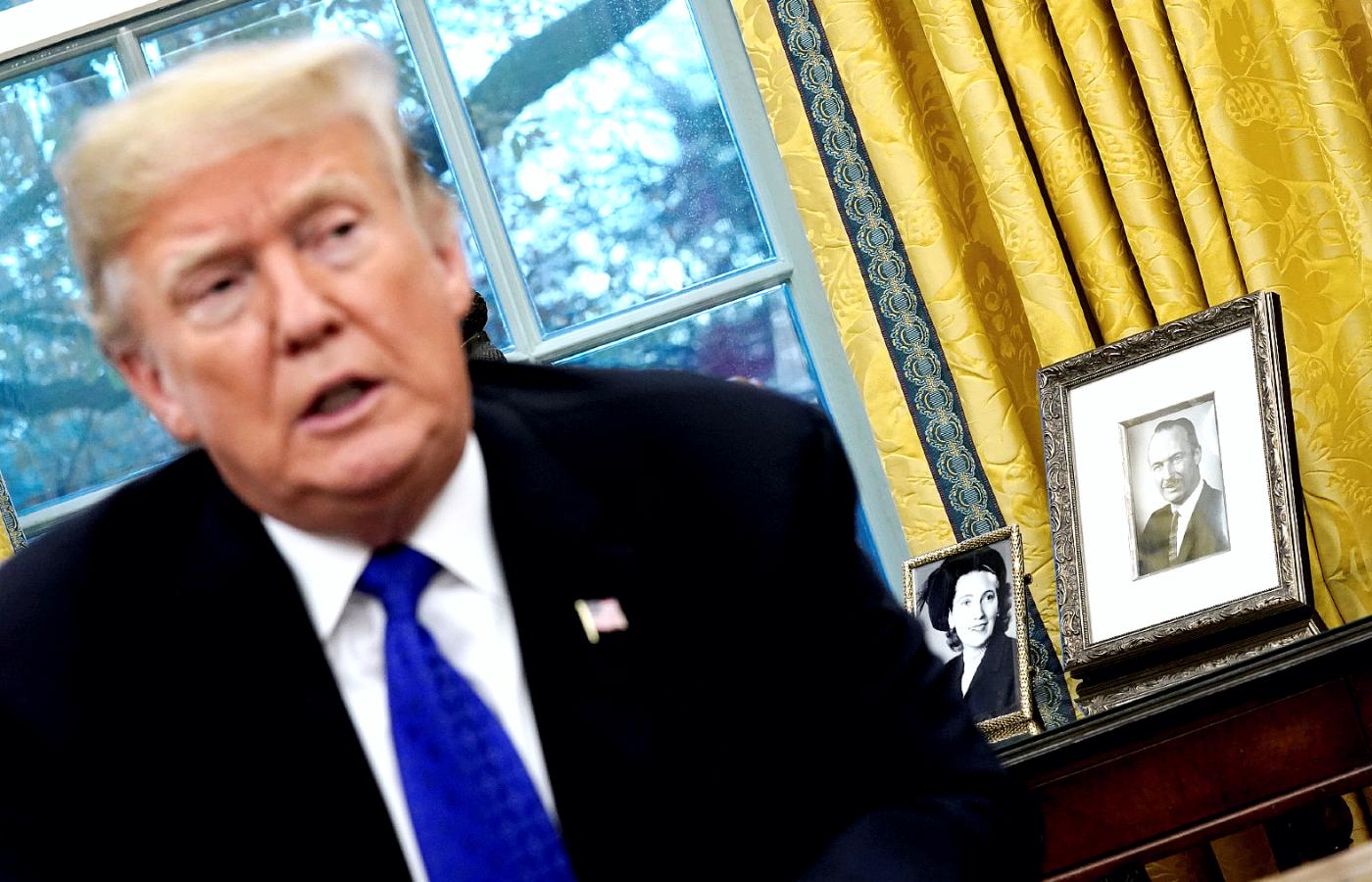 W pierwszym okresie swych rządów Trump trzymał na biurku w Pokoju Owalnym tylko fotografię ojca.