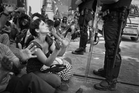 Manifestacja Ruchu 15 Maja przed parlamentem katalońskim w dzień głosowania nad planowanymi cięciami budżetowymi, Barcelona.