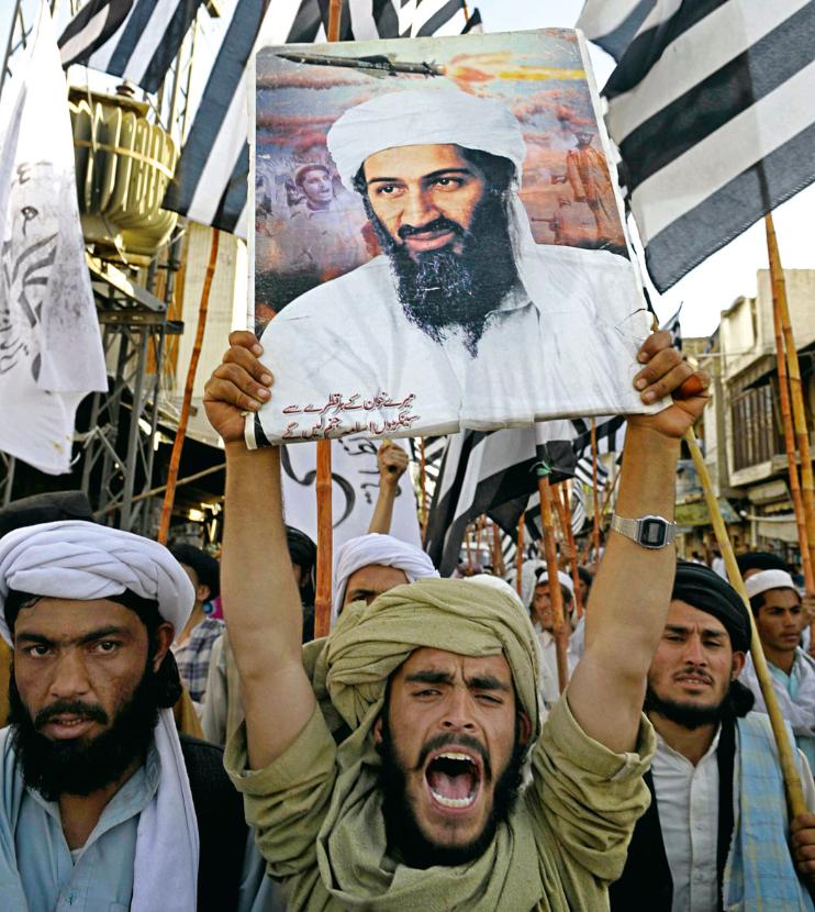 Osama ben Laden (1957–2011) rzucił wyzwanie „odległemu wrogowi”, czyli Zachodowi. Zginął z rąk Amerykanów. Na zdjęciu: protesty muzułmanów po jego śmierci (Kweta, Pakistan).