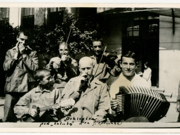 „Orkiestra pod batutą dr. Korczaka” – zdjęcie (z jego odręcznym podpisem), wykonane przed Domem Sierot przy ul. Krochmalnej 92 w Warszawie, 1923 r.