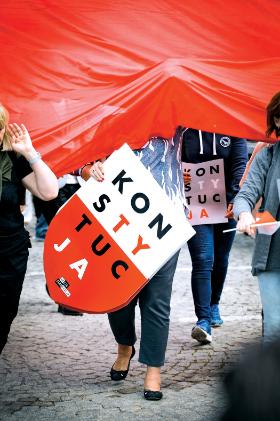 KOD nadal istnieje, wydaje oświadczenia, a nawet od czasu do czasu organizuje masówki, głównie w obronie konstytucji.