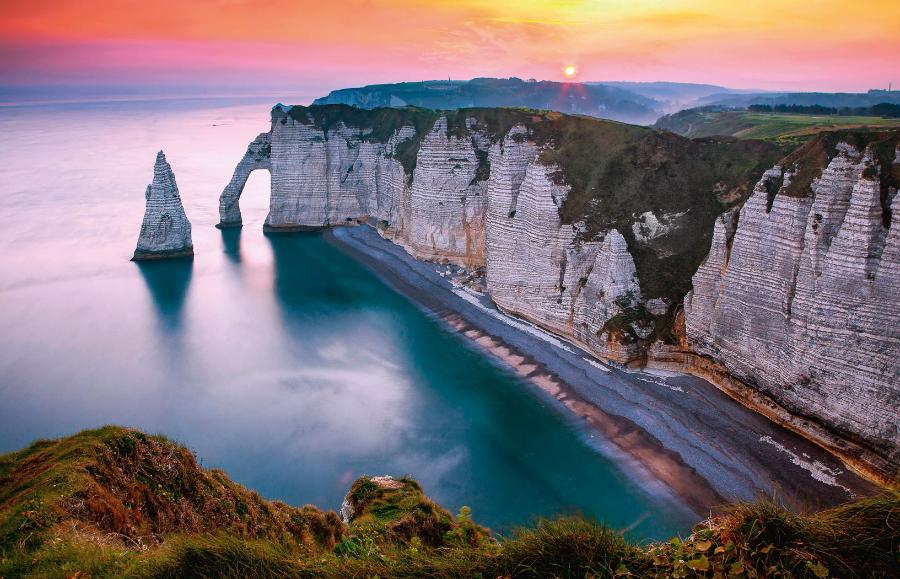 Białe klify Alabastrowego Wybrzeża (fr. La Côte d’Albâtre) w Normandii. Widoczne są: łuk skalny Porte d’Aval o wysokości 40 m oraz 70-metrowa iglica Aiguille d’Étretat.