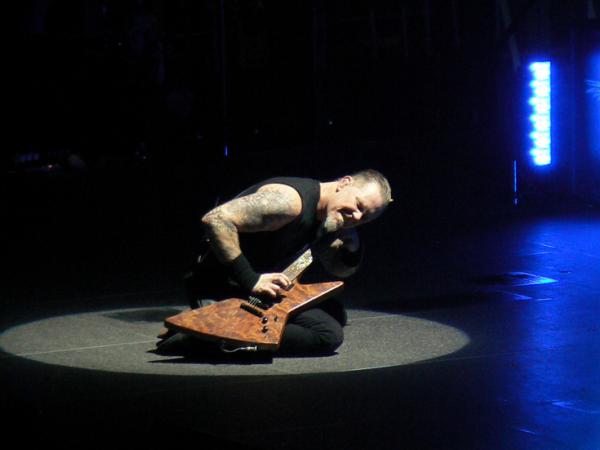 James Hetfield(Metallica) - jako woźny w szkole wywijał miotłą. Jako gwiazda metalu - gitarą