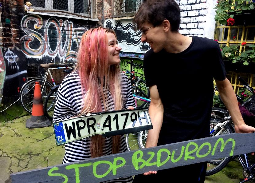 Łania i Margot z tablicami rejestracyjnymi homofobusa