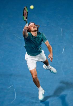 Stefanos Tsitsipas podczas zwycięskiego meczu z Rogerem Federerem w IV rundzie Australian Open.