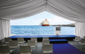 Gazoport w Świnoujściu. Widok na statek gazowiec z namiotu rozstawionego na konferencję prasową. Gaz, tak jak węgiel, staje się tematem politycznym.