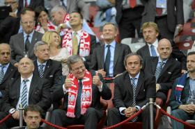 Choć sam nie biega za piłką jak premier Donald Tusk, to i tak wiernie kibicował polskim piłkarzom podczas mistrzostw Euro 2012 r. Prezydent kciuki trzymał do końca.