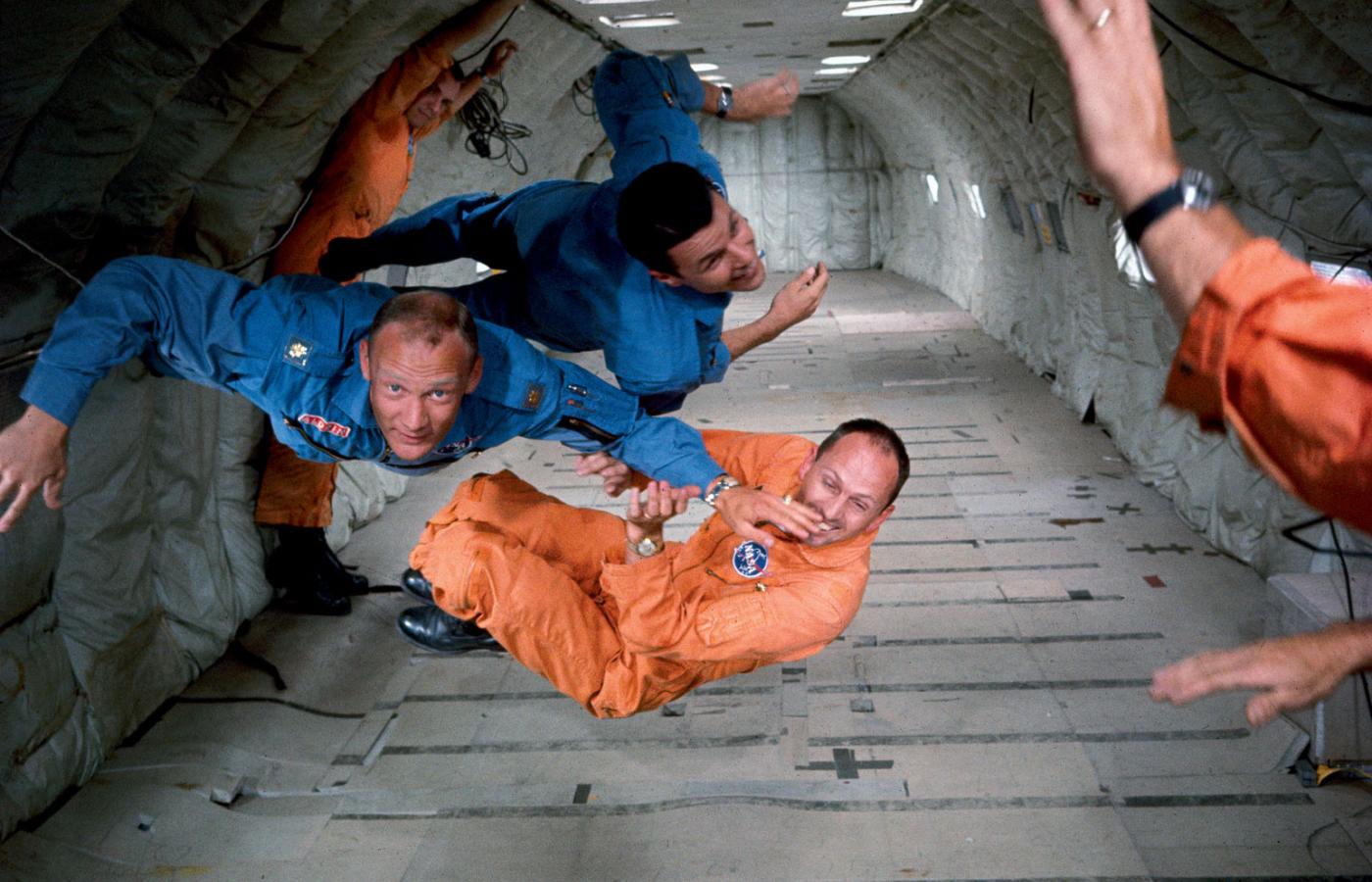 Amerykańscy astronauci (od lewej): Buzz Aldrin, Charles Basset i Theodore Freeman, w pikującym w dół samolocie trenują stan nieważkości, 1964 r.