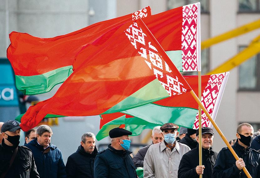 Pod flagą czerwono-zieloną, oficjalnie wprowadzoną przez Łukaszenkę, wiecują zwolennicy obecnej władzy.