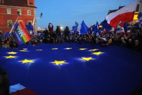 Demonstracja na Placu Zamkowym w Warszawie.