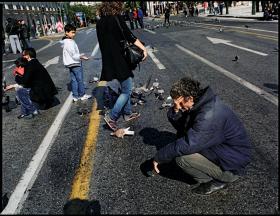 Bezrobotny Grek na placu Syntagma w Atenach. Jednym z największych problemów Grecji okazało się wielkie zatrudnienie w sektorze publicznym, związane z silną tradycją klientelizmu.