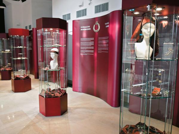 Słowiańskie kabłączki skroniowe, jedne z najcenniejszych eksponatów na wystawie „Skarby wieków średnich”.