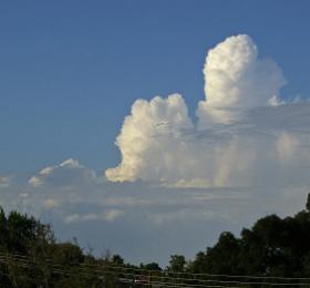 Chmura kłębiasta Cumulus congestus, czyli wypiętrzona pionowo.