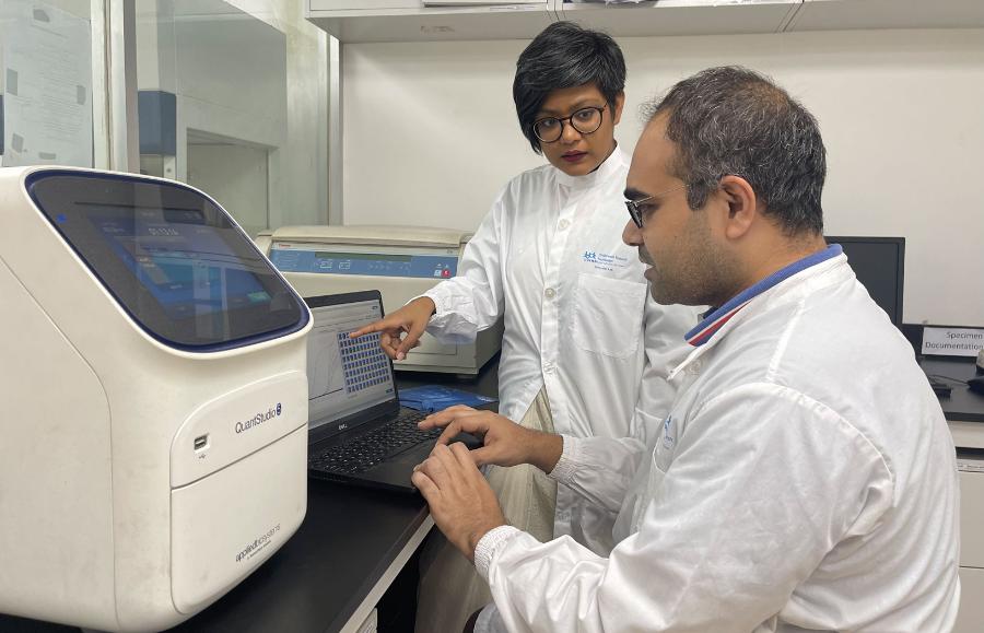 Senjuti Saha (z lewej) wykonuje test na obecność wirusa chikungunya w płynie mózgowo-rdzeniowym.