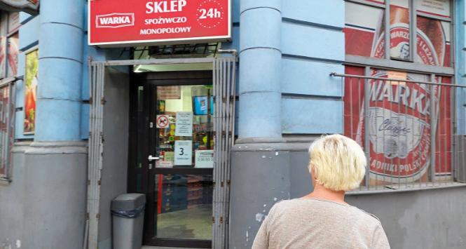 Całodobowy sklep spożywczo-monopolowy w poznańskiej dzielnicy Łazarz. W związku z zakazem sprzedaży alkoholu po 22:00, właściciel ograniczył godziny otwarcia. Lipiec 2023 r.