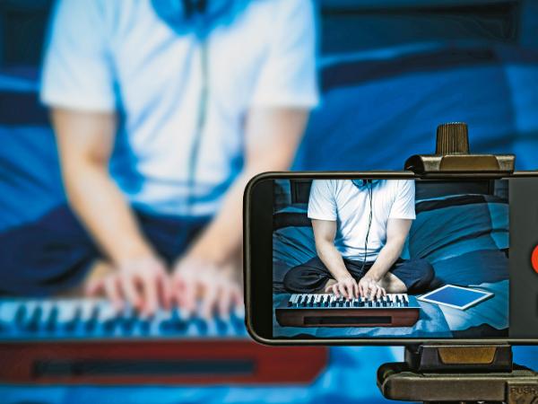 Dziś łatwiej niż kiedykolwiek można dzielić się ze światem swoją pracą, ale trudniej się z tego utrzymać.