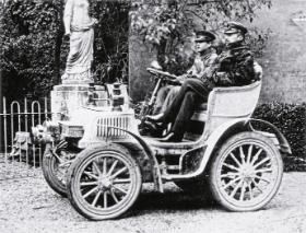 Giovanni Agnelli z kierowcą w Fiacie 8 HP, którym pojechali w pierwszym Giro d’Italia w 1909 r.