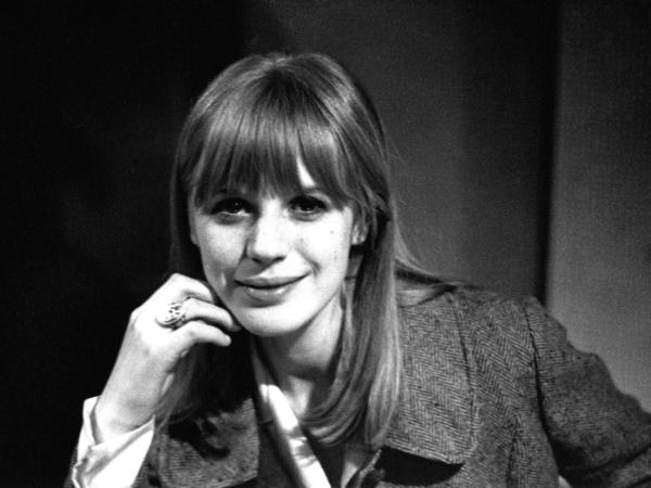 Trudno opisać lata 60., nie wspominając o Marianne Faithfull.