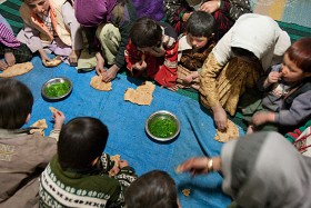 Trzy najbiedniejsze rodziny ze wsi Qarya Qul mieszkają wspólnie w jednym pomieszczeniu. Żywią się chlebem z liśćmi, po które muszą chodzić każdego dnia w góry aż 5 kilometrów.  Qarya Qul, dystrykt Malistan, 2009