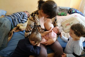 Córka Stanisława Kazana, sołtysa Zastowa Polanowskiego, z dziećmi. Ona też przeprowadziła się do ojca na poddasze.